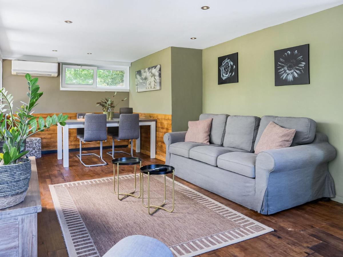 Upscale Bungalow In Lanaken With Private Garden Rum bild